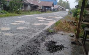 MASYARAKAT MENGELUH PENIMBUNANBATU JALAN BERDEBU