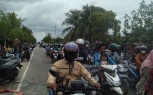 MACET PANJANG AKIBAT KEBAKARAN RUKO DI SUNGAI DAUN