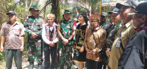 KODIM SAMBAS RESMIKAN JALAN TMD DESA SANTABAN.