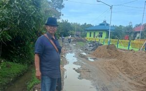 MASYARAKAT KELUHKAN KERUSAKAN JALAN.