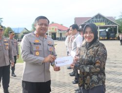 KAPOLRES SAMBAS BERIKAN REWARD KEPADA PERSONIL BERPRESTASI