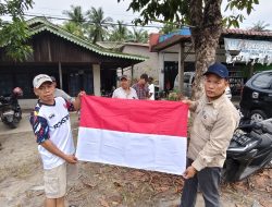 SAMBUT HUT KEMERDEKAAN RI KE 80 POLRES SAMBAS BAGIKAN BENDERA MERAH PUTIH KEPADA NELAYAN JAWAI.