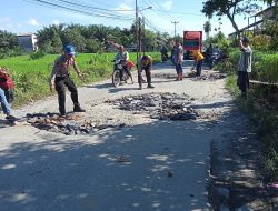KEPRIHATINAN…!! MASYARAKAT DUNGUN CONDONG SWADAYA TIMBUN LUBANG DI JALAN RAYA RUAS JALAN KABUPATEN