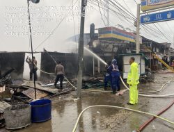 POLRES SAMBAS, DAMKAR DAN MASYARAKAT BERJIBAKU BERSAMA-SAMA PADAMKAN KEBAKARAN PASAR DESA SIMPANG EMPAT