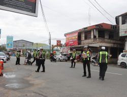 SATLANTAS POLRES SAMBAS BERBAGI TAKJIL TEBAR KEPEDULIAN DI BULAN RAMADHAN